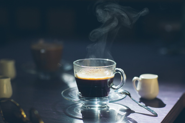 taza de café caliente en la mesa - Foto, imagen