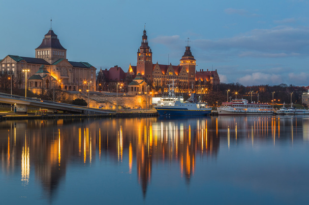 A Szczecin város éjjel, Lengyelország, vízparton, Chrobry embankment látképe - Fotó, kép