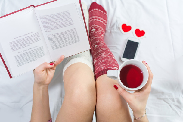 Женщина читает книгу в постели
 - Фото, изображение