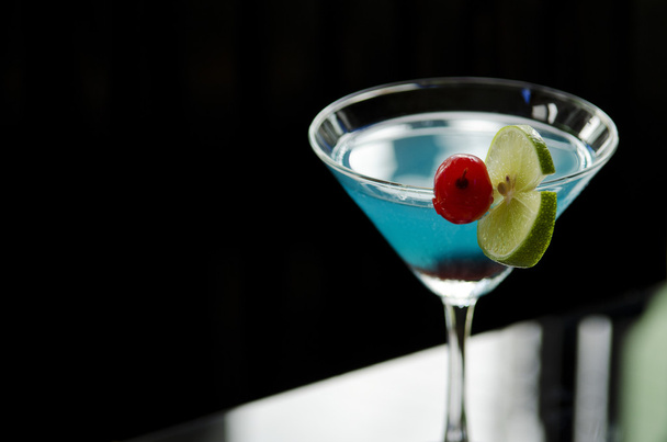 sininen cocktail-juoma kirsikan ja limetin kanssa
 - Valokuva, kuva