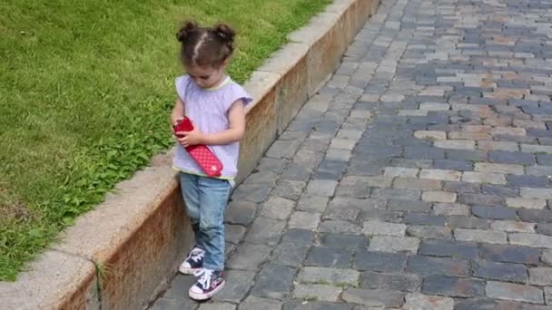 Chica sostiene teléfono inteligente - Imágenes, Vídeo