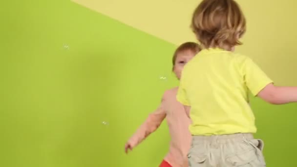 Little girl and boy jump - Záběry, video