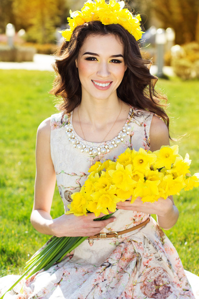 Heureuse fille souriante avec des fleurs jaunes
 - Photo, image