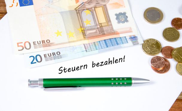 白い紙の上ドイツ語 steuern bezahlen - 写真・画像