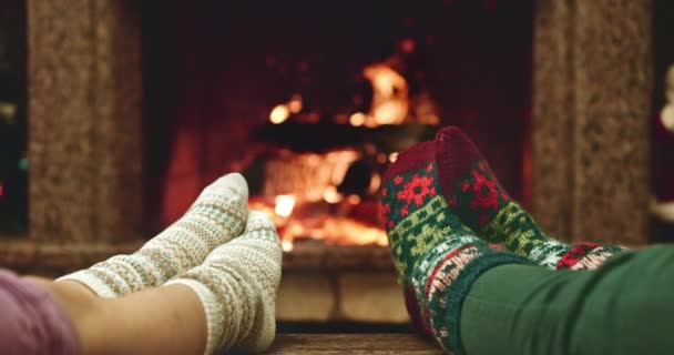 Πόδια σε μάλλινα κάλτσες θέρμανσης - Πλάνα, βίντεο