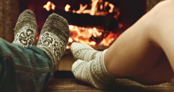 Πόδια σε μάλλινα κάλτσες θέρμανσης - Πλάνα, βίντεο