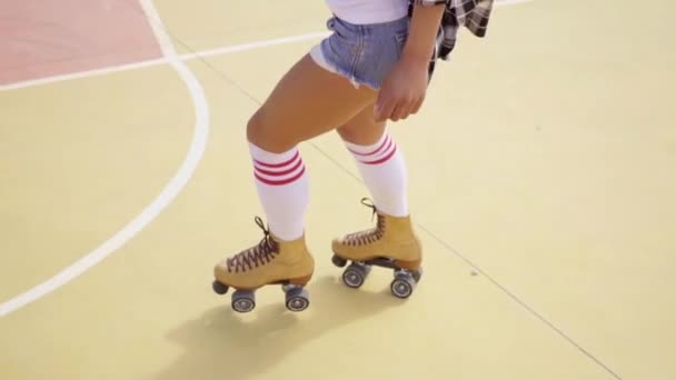 Dziewczyna jazda na rolkach - Materiał filmowy, wideo