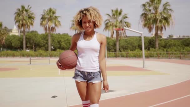 mulher de pé com bola de basquete
 - Filmagem, Vídeo