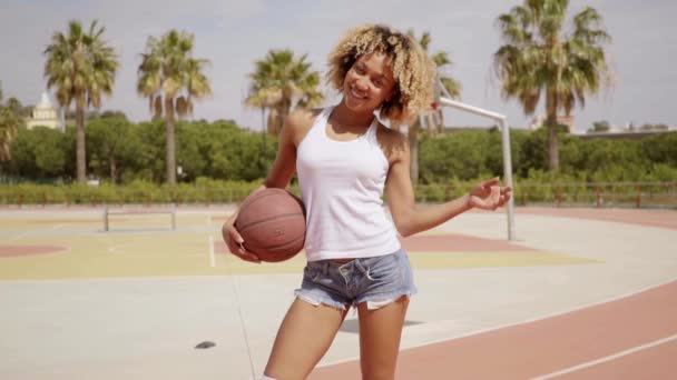 kobieta stojąc z piłkę do koszykówki - Materiał filmowy, wideo