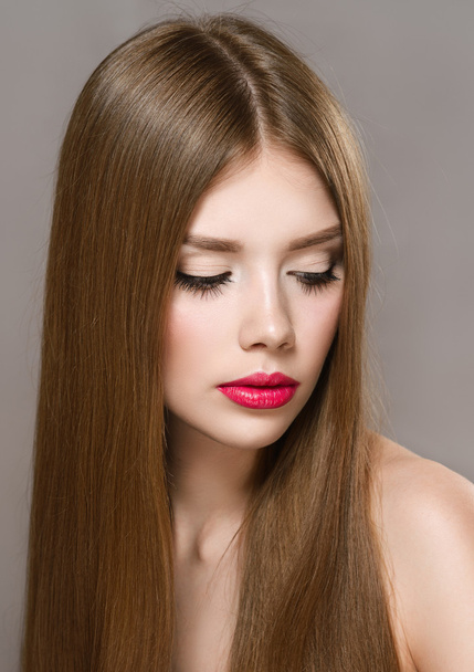 Portrét nádherné dívky s červenými rty a dlouhými vlasy - Fotografie, Obrázek