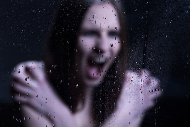 Girl screaming out her frustrations - Foto, imagen
