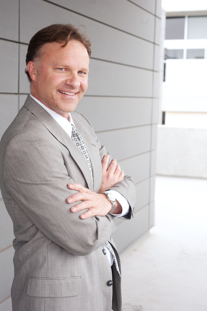 Portrait of a confident mature businessman standing outside - Foto, imagen
