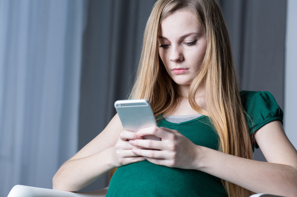 Teenage pregnant girl and technology - Zdjęcie, obraz