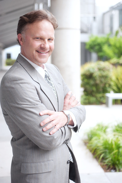 Portrait d'un homme d'affaires mature confiant debout à l'extérieur - Photo, image