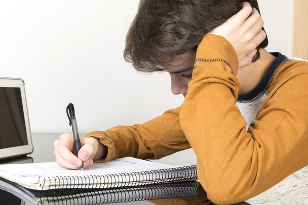 Мальчик-подросток учится на планшете дома
 - Фото, изображение