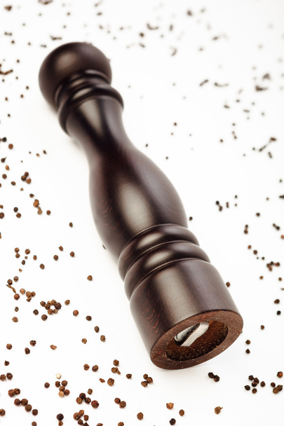 pepper mill and peppercorns, isolated on white - Photo, Image