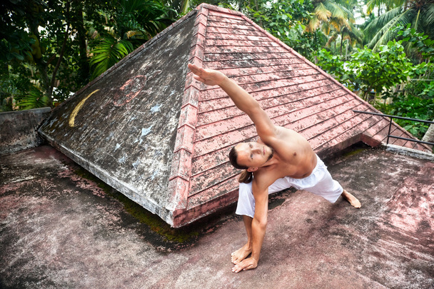 Yoga horizon pose on the roof - Foto, imagen