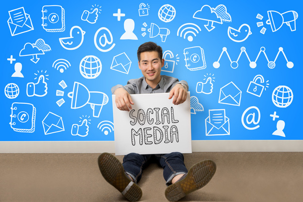 Genç işadamı mevcut sosyal medya iletişim kavramı - Fotoğraf, Görsel