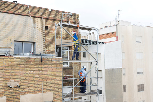 Pracowników budowlanych pracy na rusztowaniach w Barcelonie - Zdjęcie, obraz