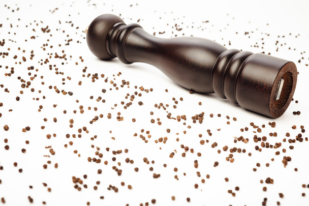 pepper mill and peppercorns, isolated on white - Photo, Image