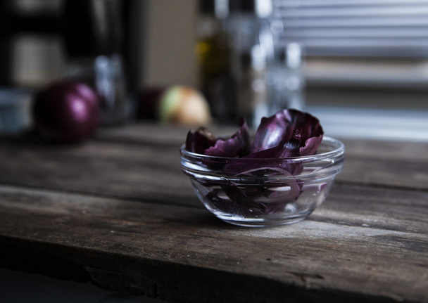 red onion on a wooden table - Foto, afbeelding