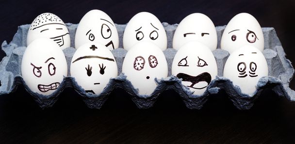 Grappige emotionele eieren huilen en lachen in vak - Foto, afbeelding