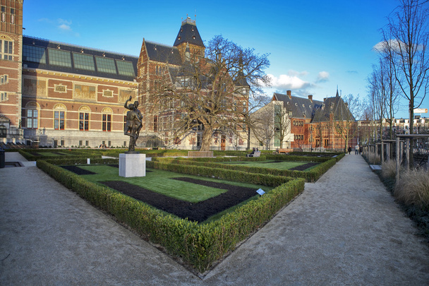 Um monte de turistas em frente ao Rijksmuseum (National State Mu
 - Foto, Imagem