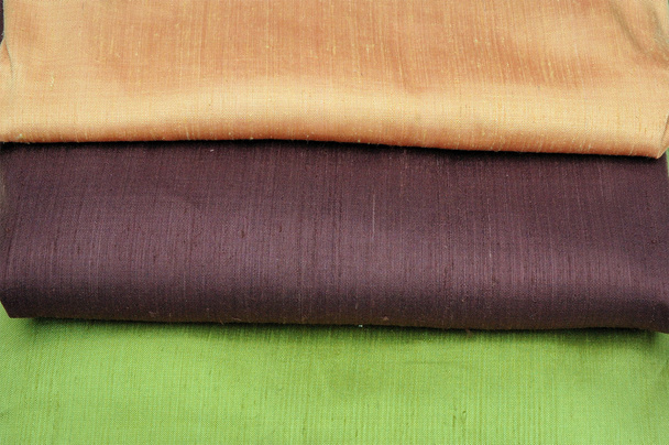 Натуральные шелковые ткани ручной работы и краски для рук
 - Фото, изображение