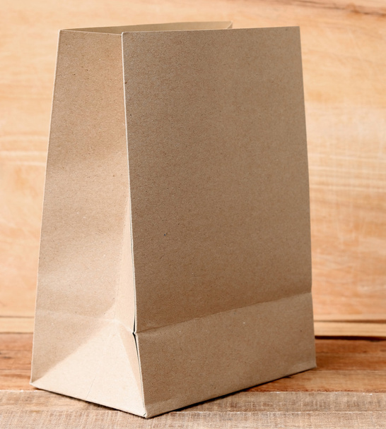 bolsa de papel en madera
 - Foto, imagen