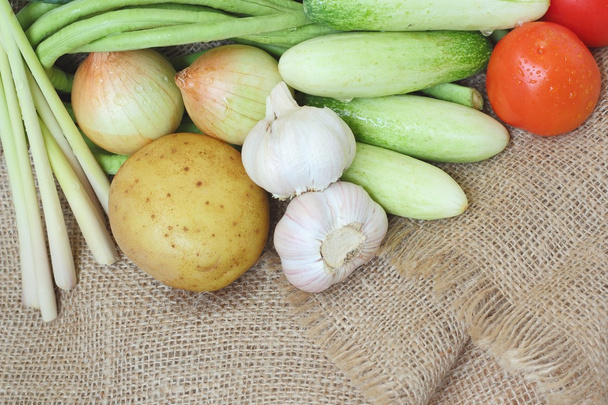 Zöldségek egészséges élelmiszer-háttér - Fotó, kép