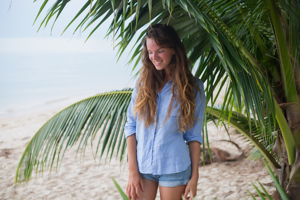 The happy girl, being in tropics, is a lot of seas, grass, trees, warm photo, girl the being at the sea, fashionable zhknshchina, a smile upon the face - Fotoğraf, Görsel