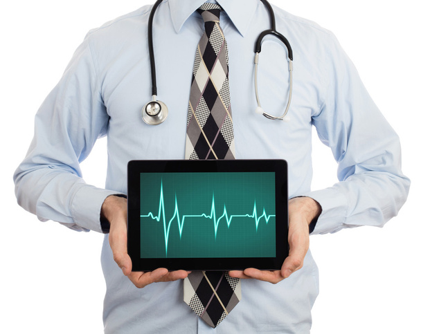 Doctor holding tablet - Heartbeat graph - Foto, afbeelding