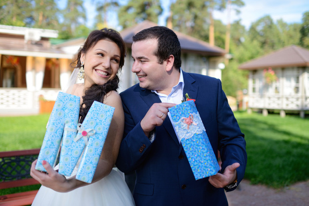 Όμορφο γαμήλιο ζεύγος κρατώντας γράμματα - Φωτογραφία, εικόνα