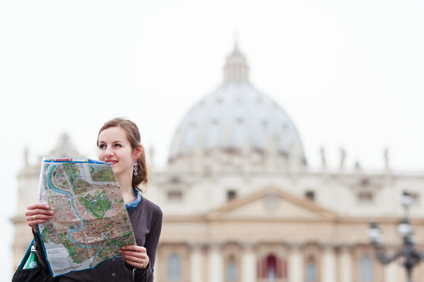 Mooie jonge toerist die een kaart bestudeert - Foto, afbeelding