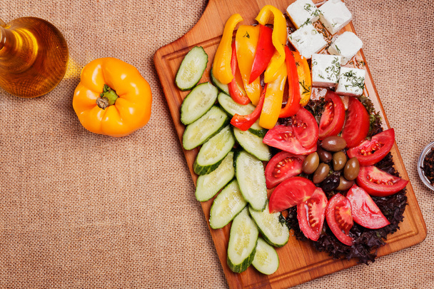 Légumes frais rustiques à la feta et aux olives
 - Photo, image