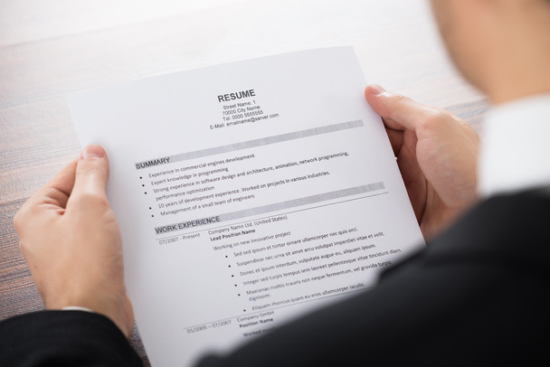 Young Businessman Holding Resume - Foto, immagini