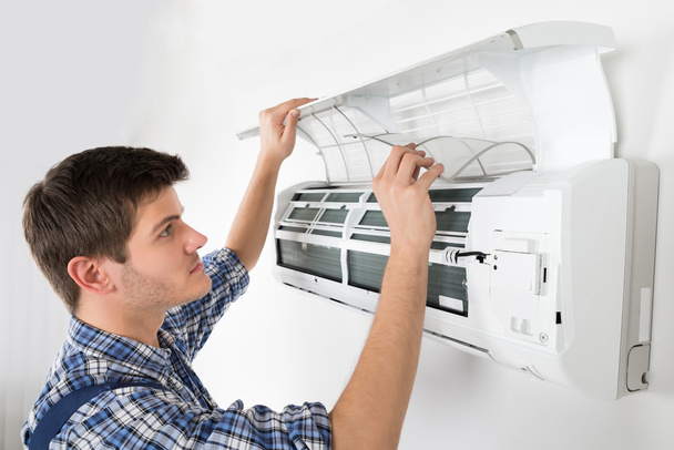 Technician Cleaning Air Conditioning System - Foto, Bild
