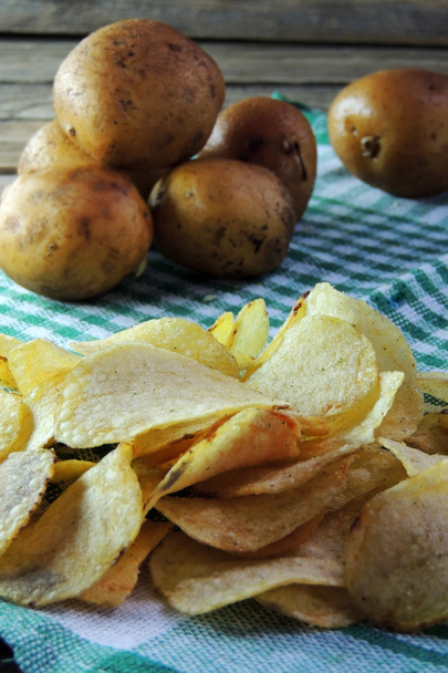Chips et pommes de terre crues
 - Photo, image