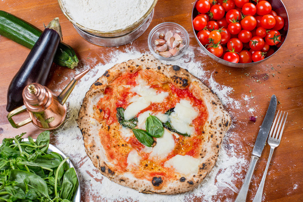 Pizza tradizionale italiana con mozzarella, pomodoro e basilico, su
  - Foto, immagini