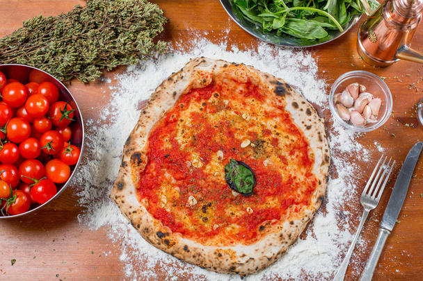 Pizza tradizionale italiana con salsa di pomodoro, aglio e basilico, o
 - Foto, immagini
