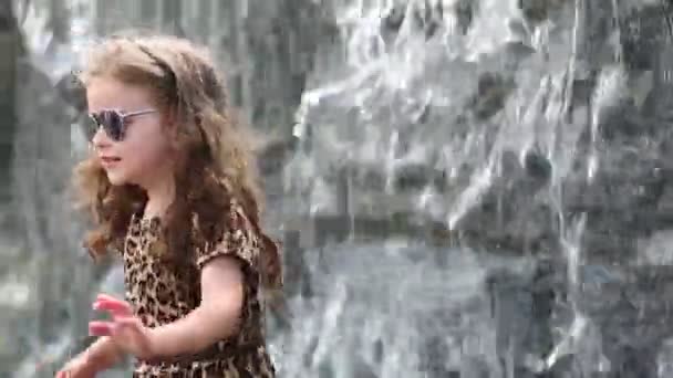Kleines Mädchen mit Sonnenbrille - Filmmaterial, Video