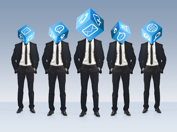 Grupo de empresarios con iconos de aplicación en lugar de su hea
 - Foto, imagen