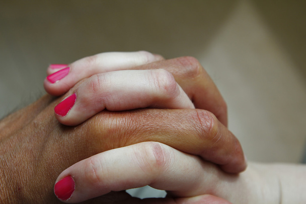 Пара тримає руки схрещеними пальцями
 - Фото, зображення