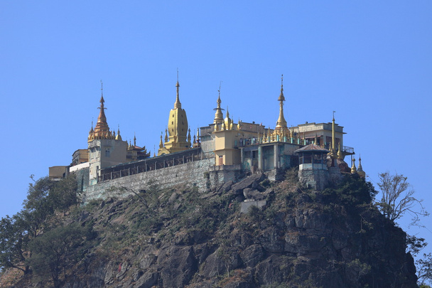 ミャンマーのポッパ山の寺 - 写真・画像