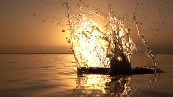 Lassú mozgás közelről: dob ringat óceán naplementekor - Felvétel, videó