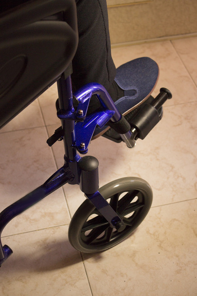 Mujer de pie en silla de ruedas
 - Foto, imagen
