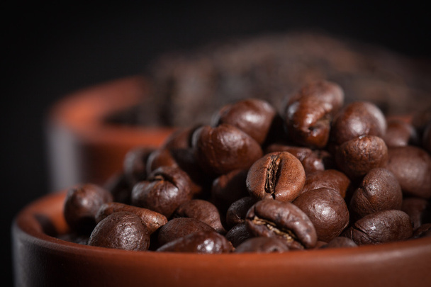 taza roja con granos de café
 - Foto, imagen