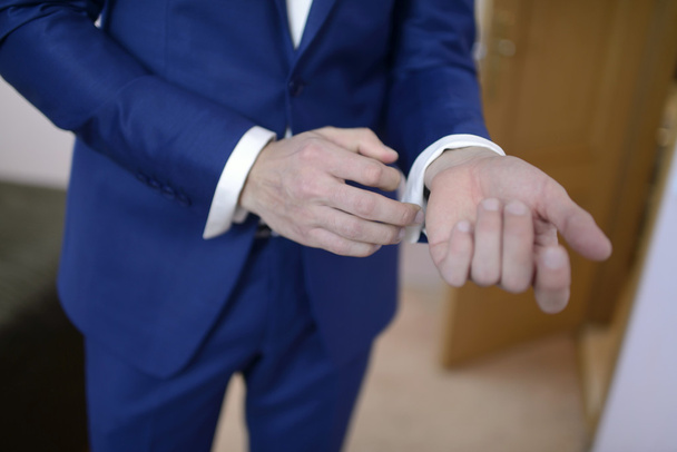 Groom wearing suit - Foto, afbeelding