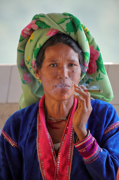 Vieille femme birmane fumant un cigare
 - Photo, image