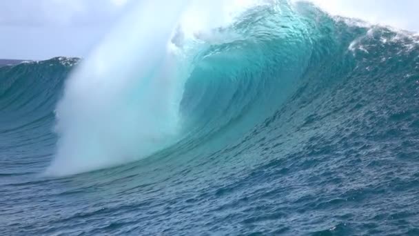 スローモーションクローズアップ:ビッグティーホプー波の破壊と飛散 - 映像、動画